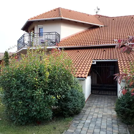 Kertvarosi Apartman Tiszaujvaros Exterior photo